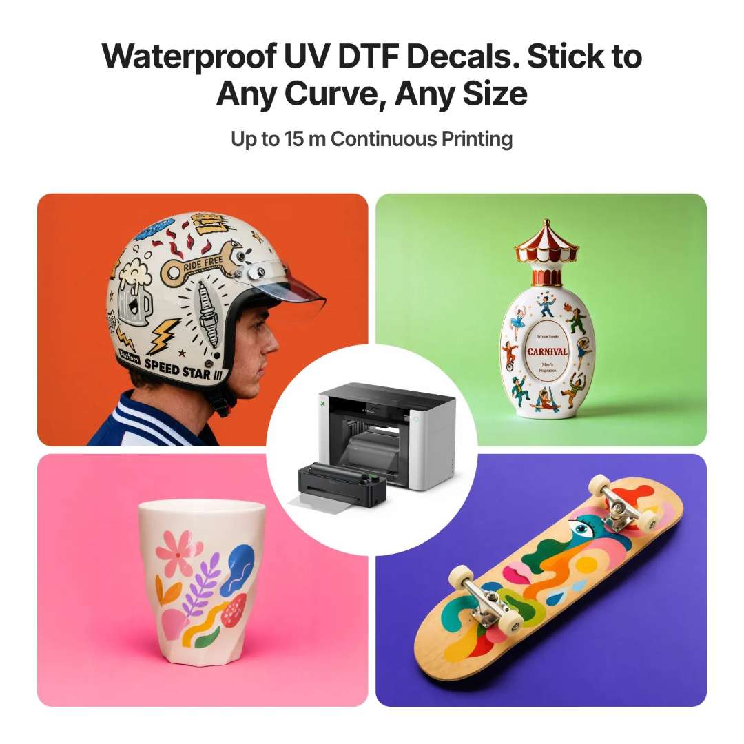 En el centro, una impresora compacta de color claro; a su alrededor, cuatro fondos de colores con un casco, un frasco de perfume, una taza de cerámica y una tabla de skate decorados con pegatinas.