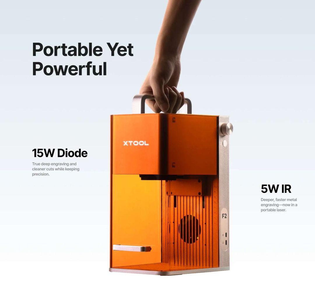 Sosteniendo en la mano una grabadora láser portátil xTool de color naranja con diodo de 15 W e infrarrojos de 5 W.