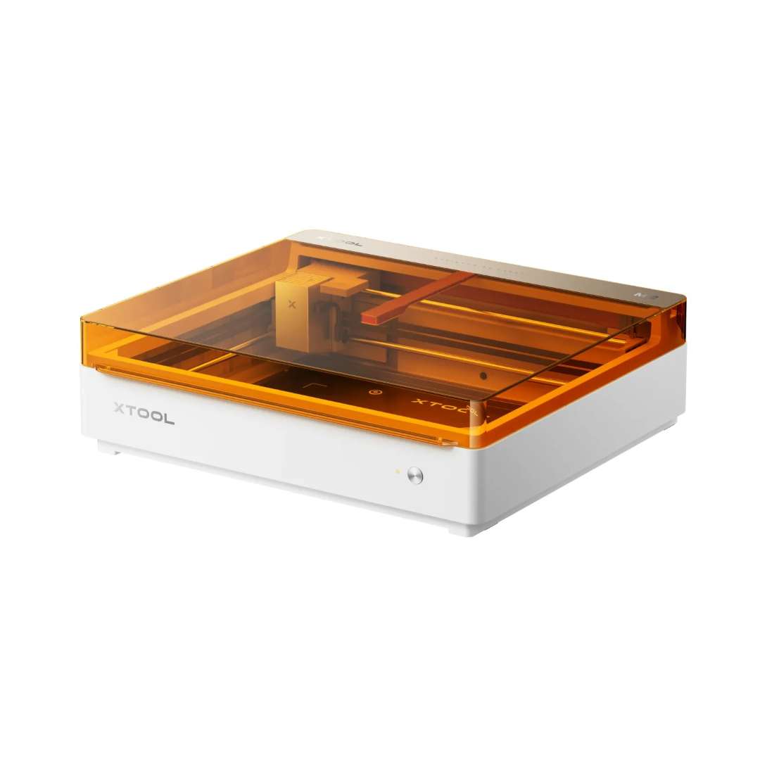 Grabadora láser de escritorio cerrada xTool con tapa de policarbonato ámbar, base blanca y sistema de pórtico XY visible