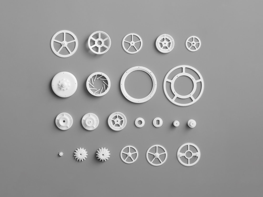 PA - poliamida fuerte y autolubricante, pero muy higroscópica