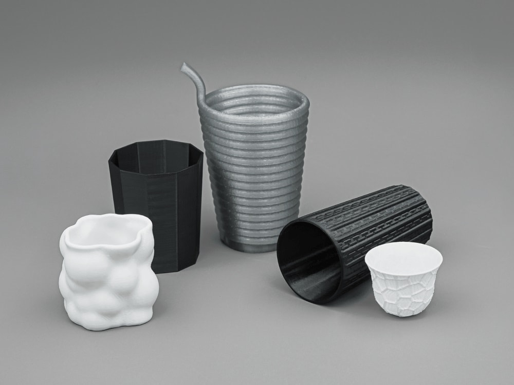 PC - policarbonato altamente resistente al calor pero fácilmente deformable