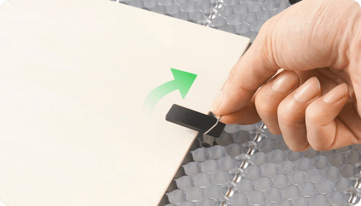 4 pasadores para asegurar el material. Honeycomb Panel para xTool P2